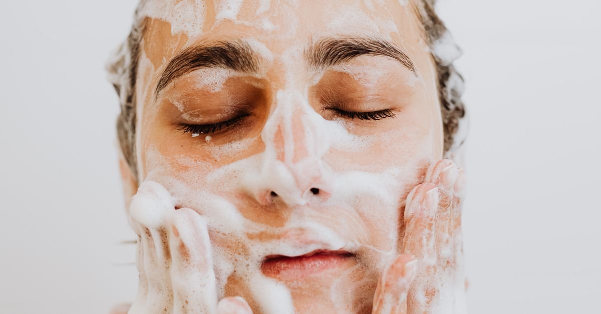 Foam cleansing the face