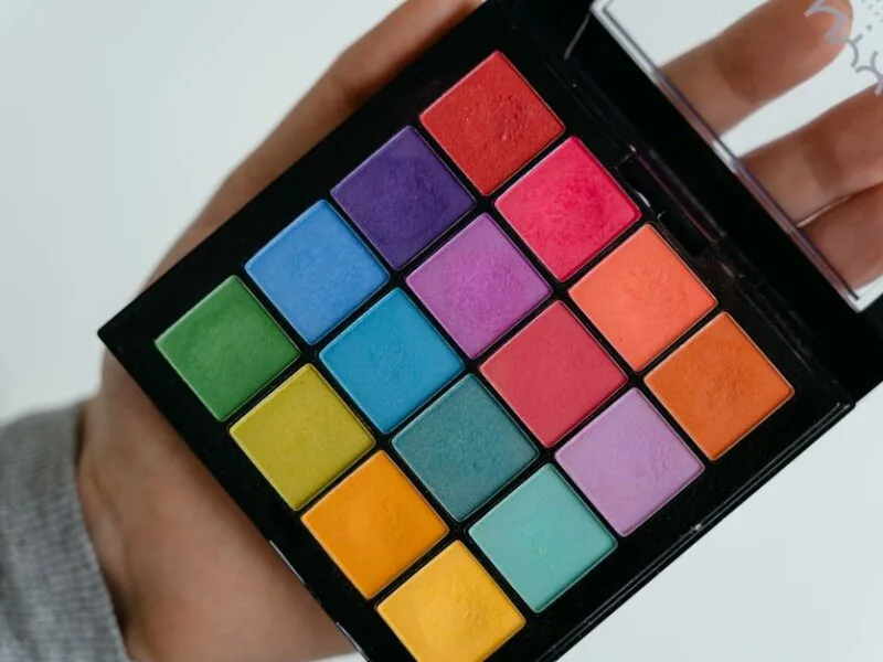 Eyeshadow palette with multiple colours and finishes