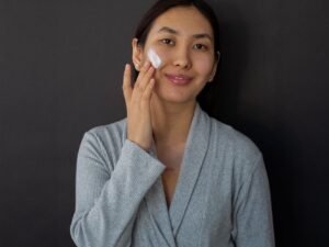 Applying a gentle moisturizer to repair the skin barrier