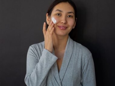 Applying a gentle moisturizer to repair the skin barrier