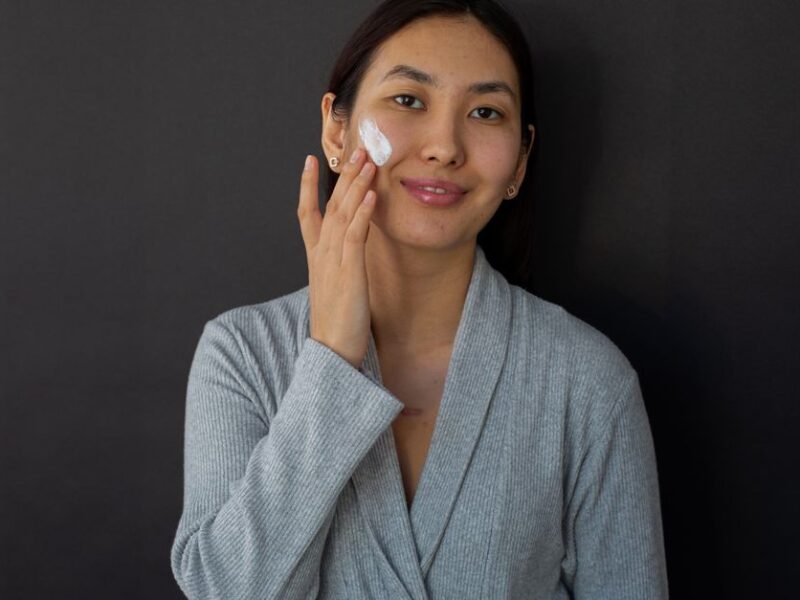 Applying a gentle moisturizer to repair the skin barrier