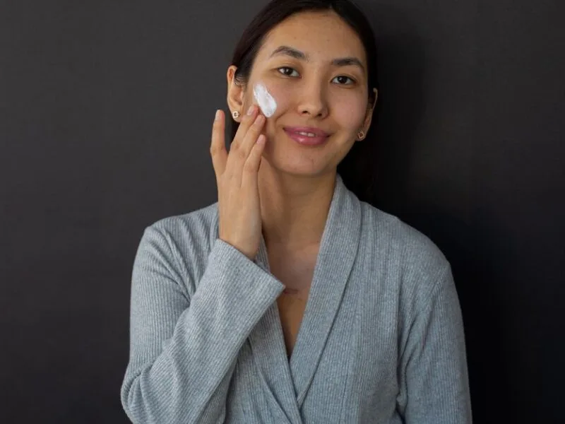 Applying a gentle moisturizer to repair the skin barrier