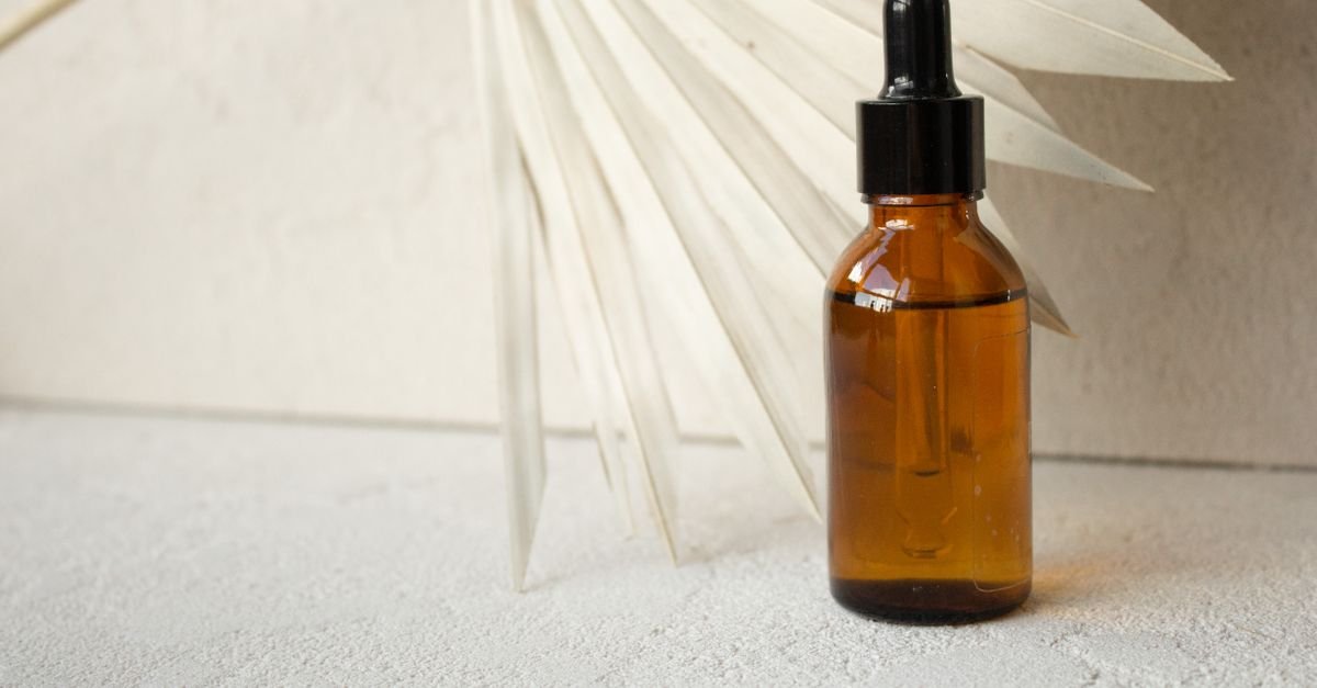 Amber retinoid serum bottle with dropper