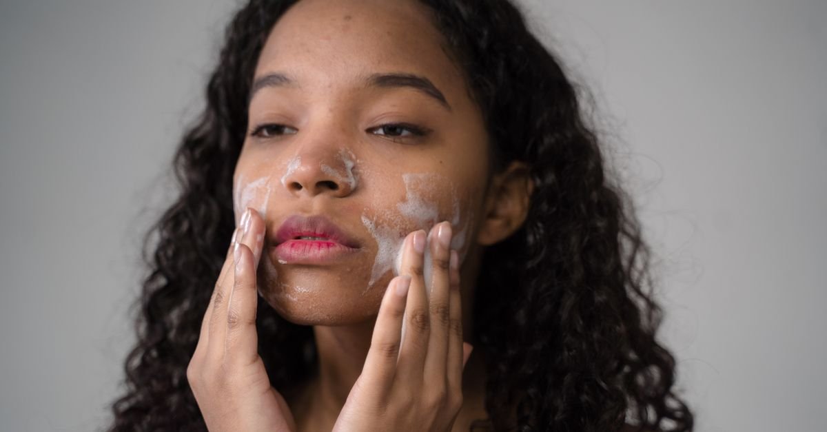 Cleansing with a salicylic acid face wash