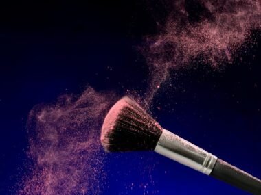 Setting powder and makeup brush for a long-lasting, flawless finish