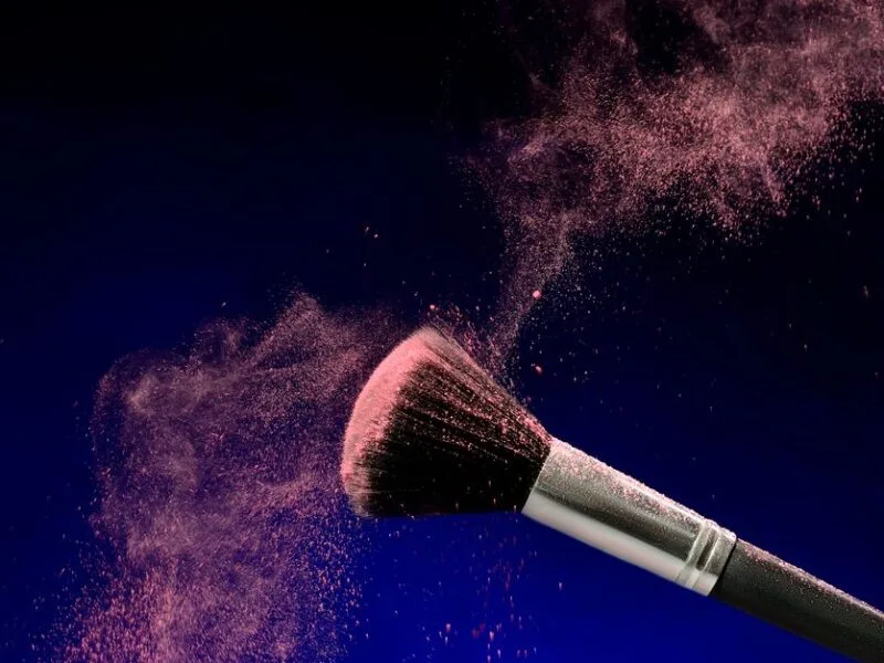 Setting powder and makeup brush for a long-lasting, flawless finish